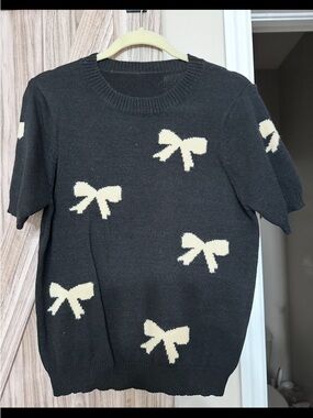 SHEIN Black Crewneck Short-Sleeve Sweater with Cream Bow Motif